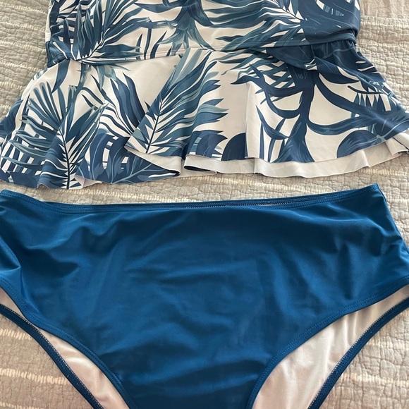 SHEIN Women’s Plus Curve Tankini top size 4x blue floral - Picture 2 of 7